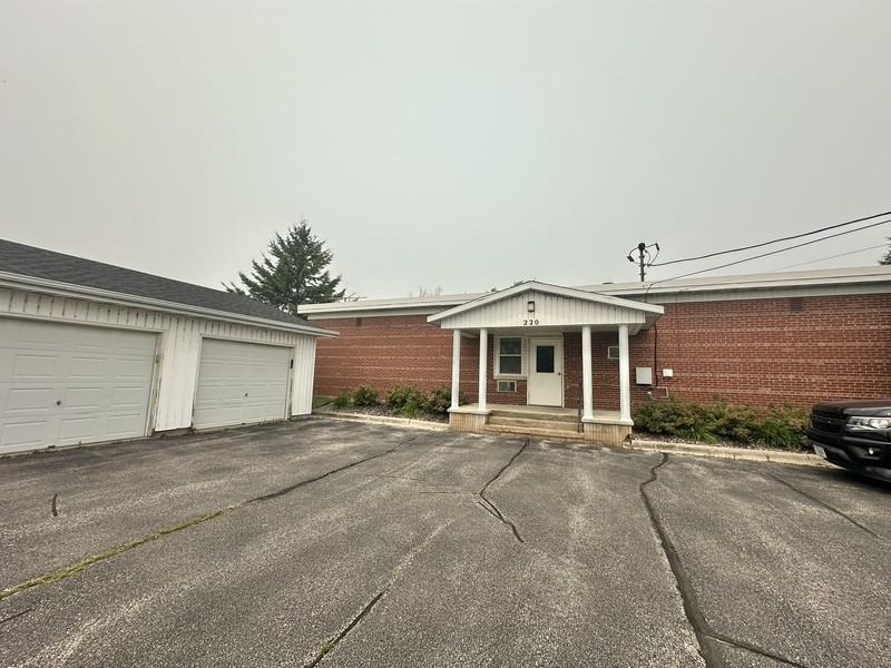 220 Robbins St - Photo 4 of 13