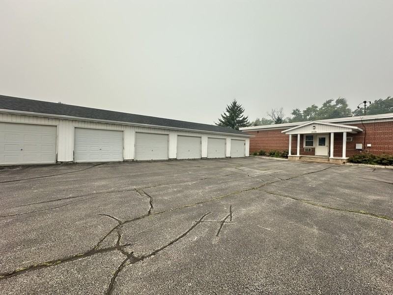 220 Robbins St - Photo 6 of 13