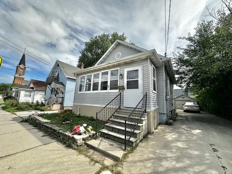 606 N Baird St - Photo 3 of 19