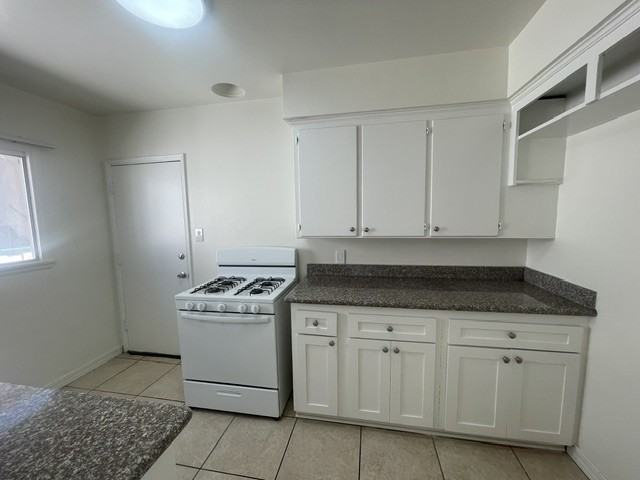 622 1/2 West 97th Street #4 - Photo 6 of 21