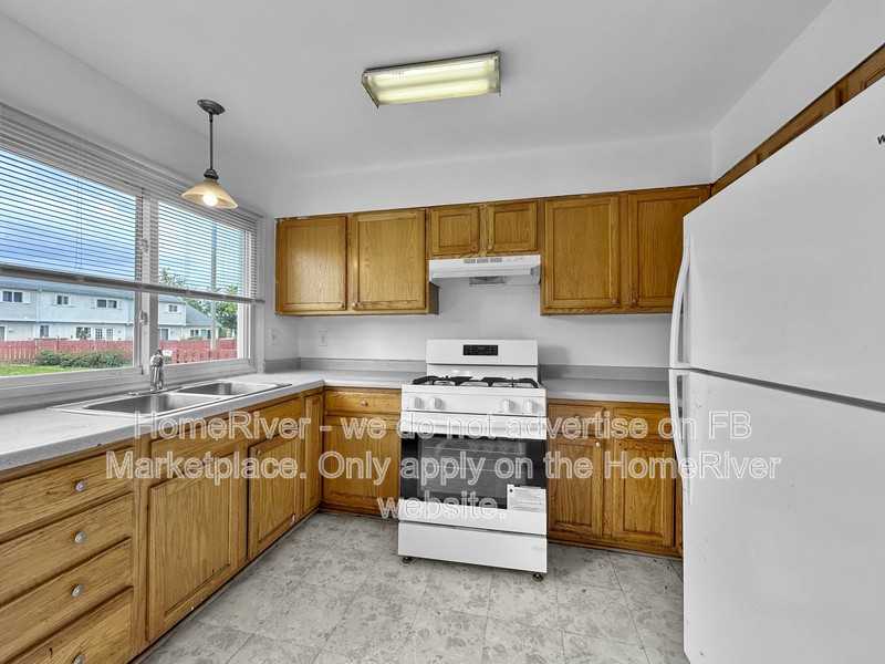 411 Gainsborough Ct - Photo 3 of 18