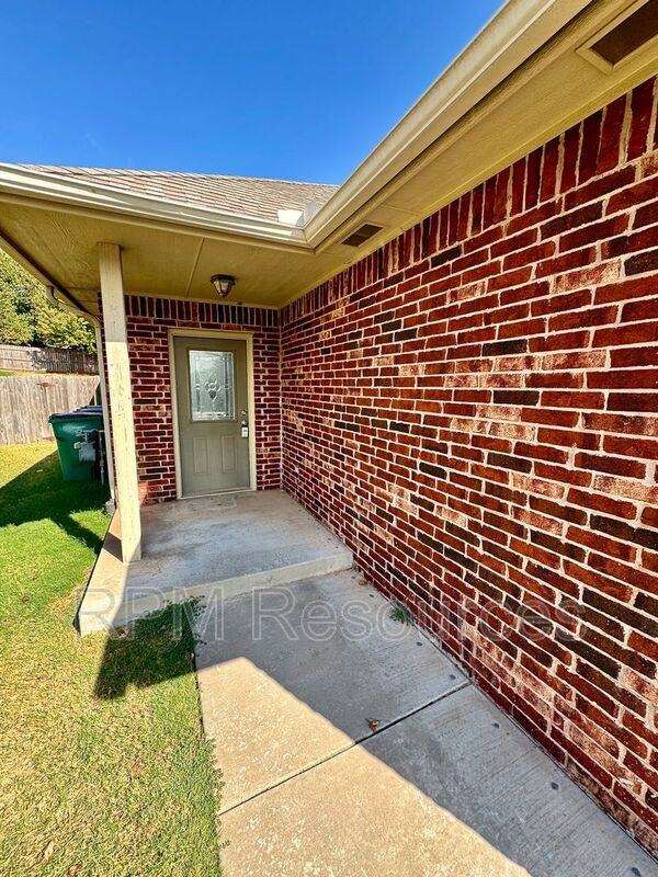 13821 Oxford Dr - Photo 4 of 26