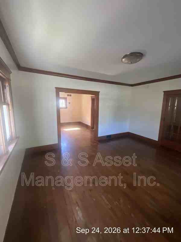 1415 S Genesee Dr - Photo 3 of 22