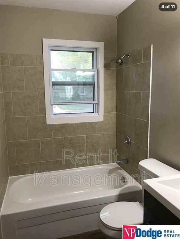 4518 Fort St - Photo 4 of 11