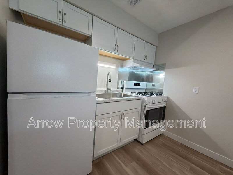 5725 S 14th St - Photo 2 of 18