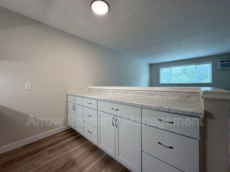 5725 S 14th St - Photo 3 of 18