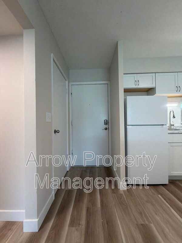 5725 S 14th St - Photo 4 of 18