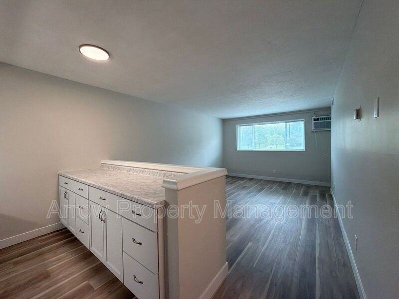 5725 S 14th St - Photo 5 of 18