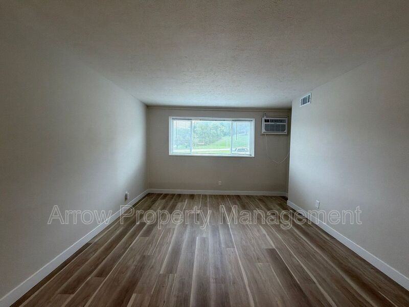 5725 S 14th St - Photo 6 of 18