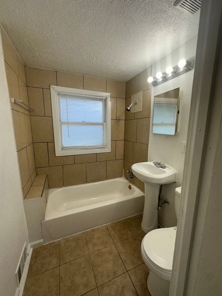 3607 E 61st St - Photo 6 of 13