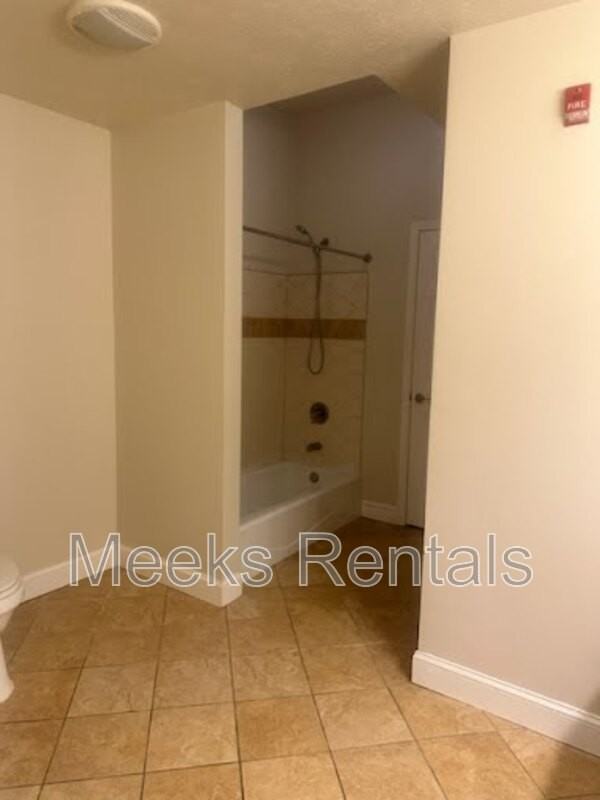 1095 Main St #6 - Photo 6 of 7