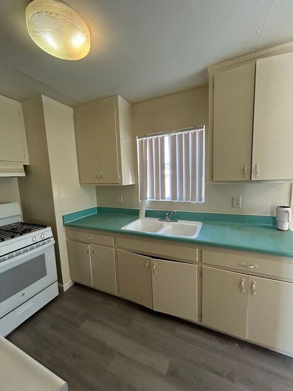 1818 Skyline Dr - Photo 2 of 19
