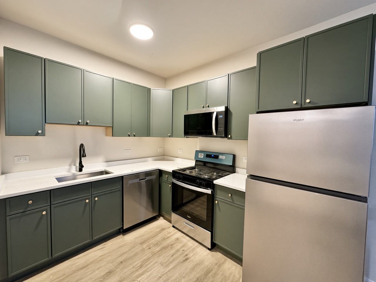 1635 W Cornelia Ave #G - Photo 2 of 26
