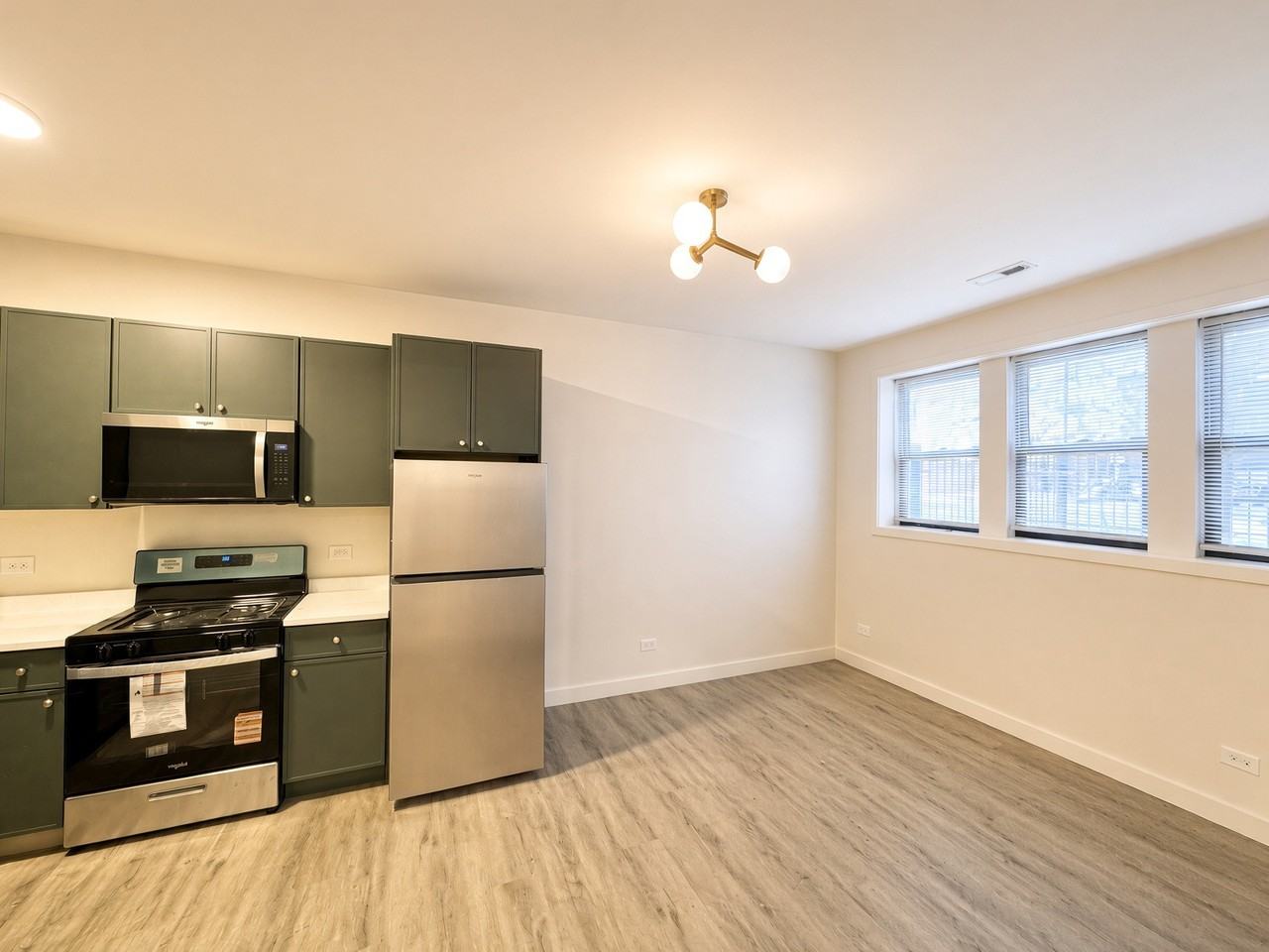 1635 W Cornelia Ave #G - Photo 3 of 26