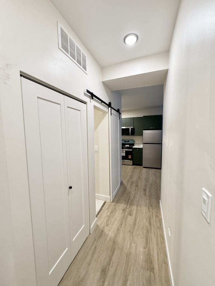 1635 W Cornelia Ave #G - Photo 5 of 26