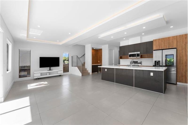 828 Sw 30th St - Photo 3 of 12