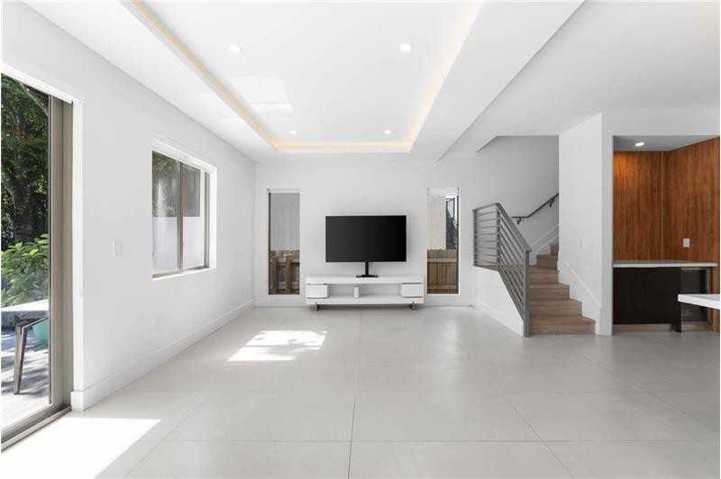 828 Sw 30th St - Photo 4 of 12
