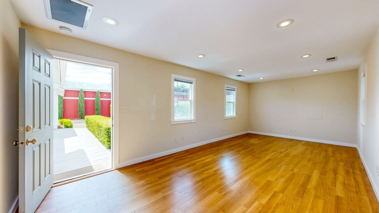 871 Dowdell Ln - Photo 7 of 45
