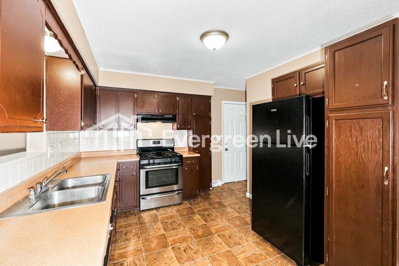 920 Kent Dr - Photo 4 of 15