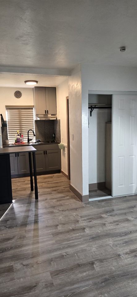 515 South 20th Avenue - Photo 5 of 54
