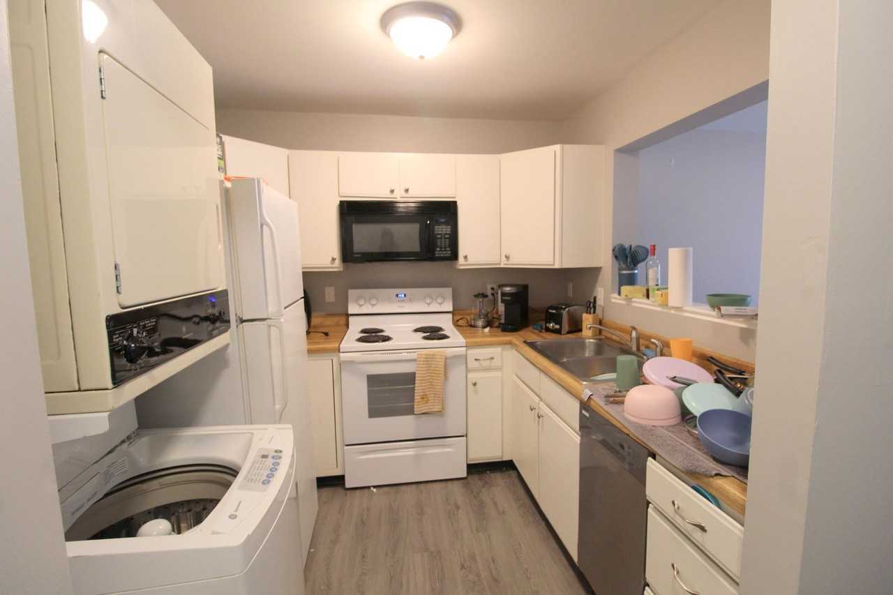 1396 Hunters Rd Apt A - Photo 3 of 32