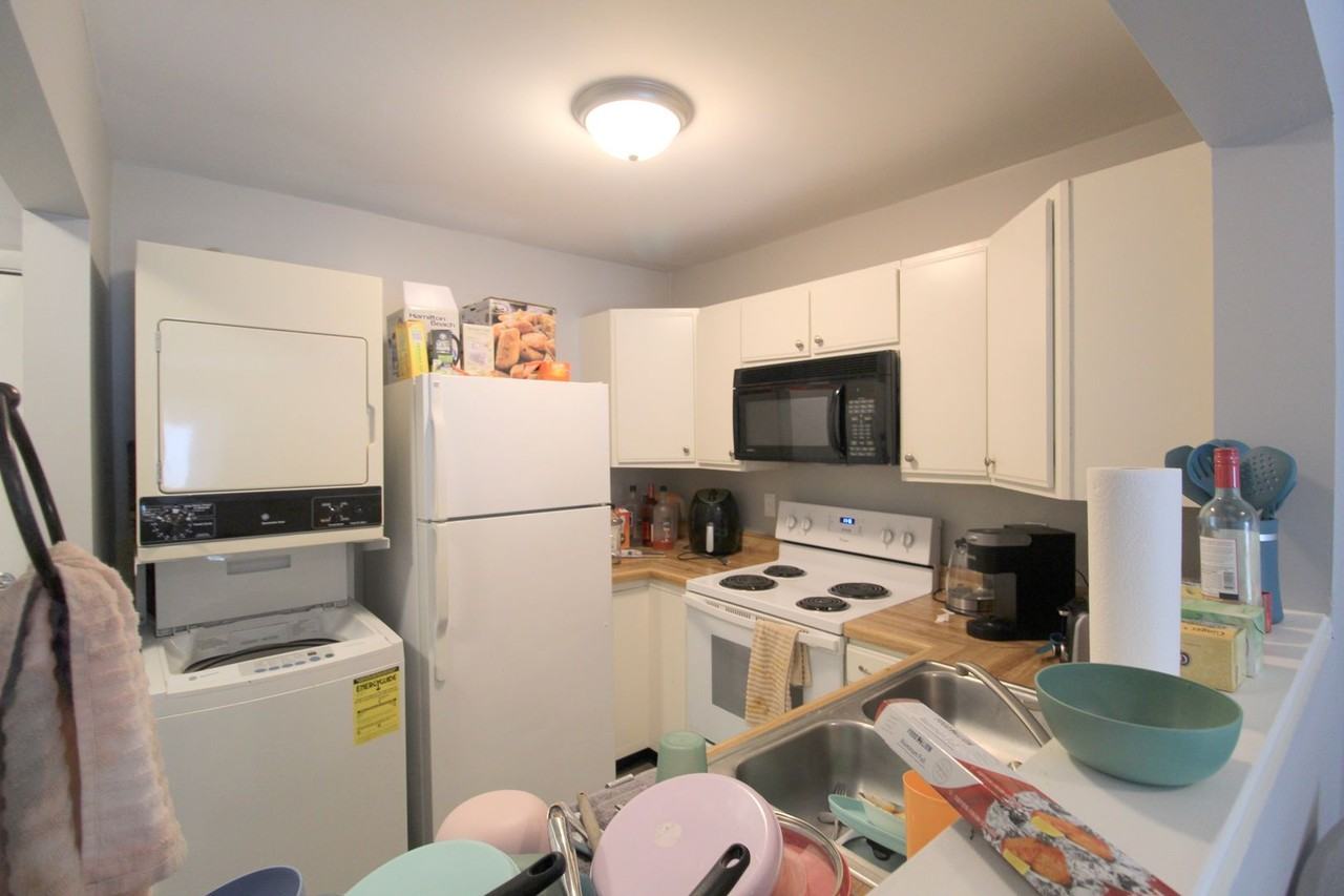 1396 Hunters Rd Apt A - Photo 4 of 32