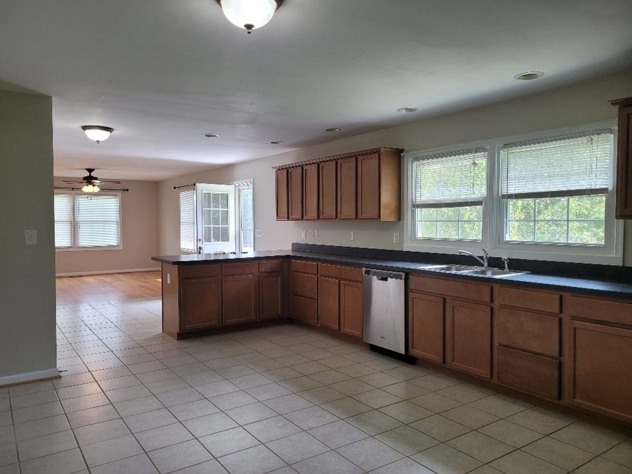 2720 Martinsburg Pike - Photo 2 of 25