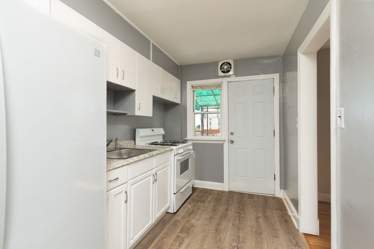 1637 Lochwood Rd - Photo 3 of 9