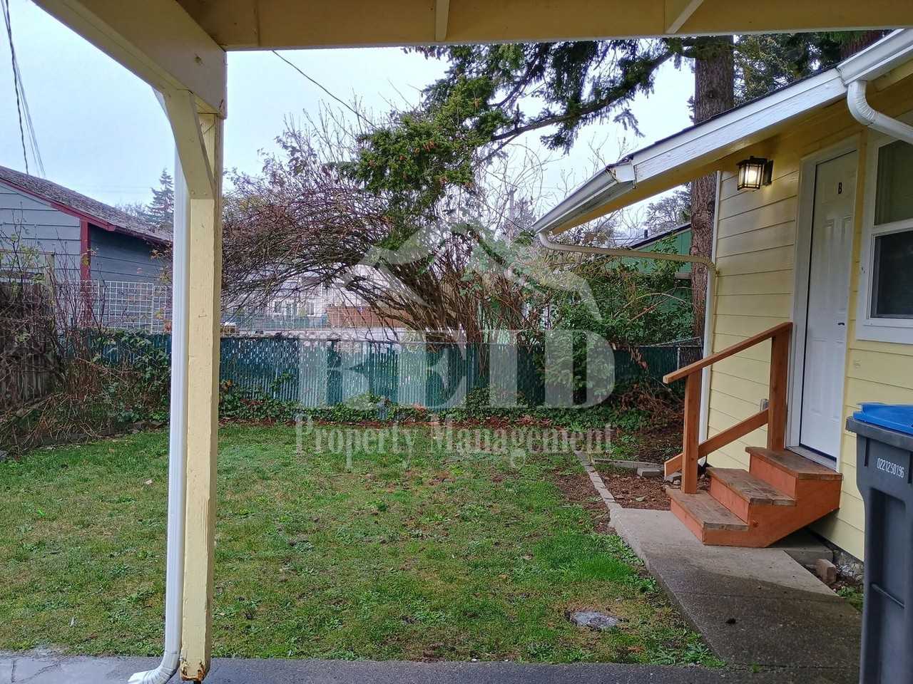 130 Oak St - Photo 4 of 12