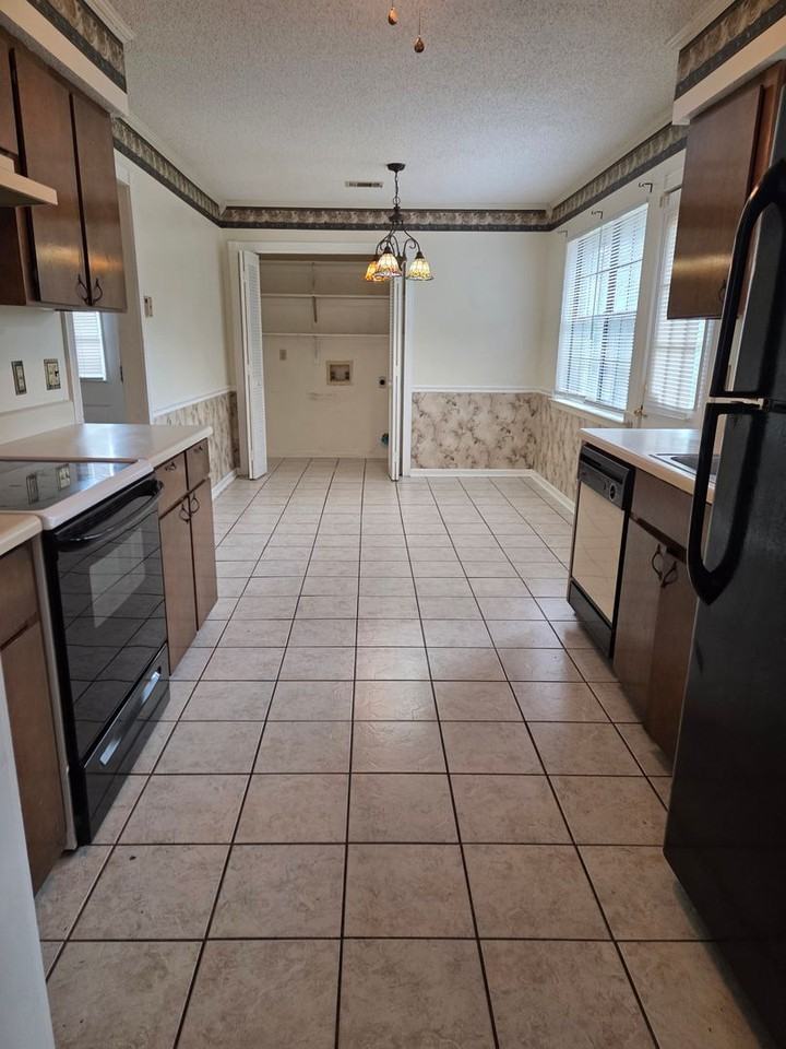 781 Madison Dr - Photo 5 of 17