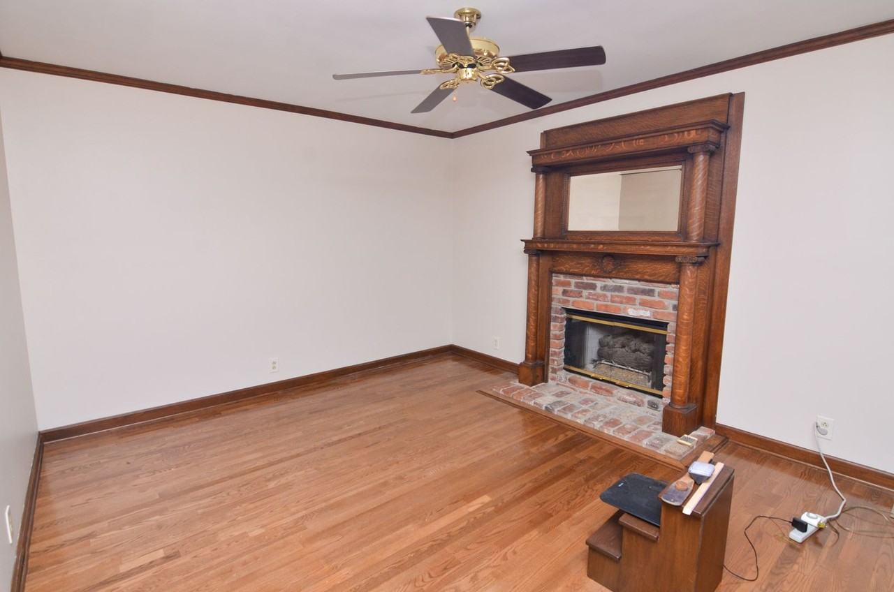 1628 S Observatory Dr - Photo 4 of 37