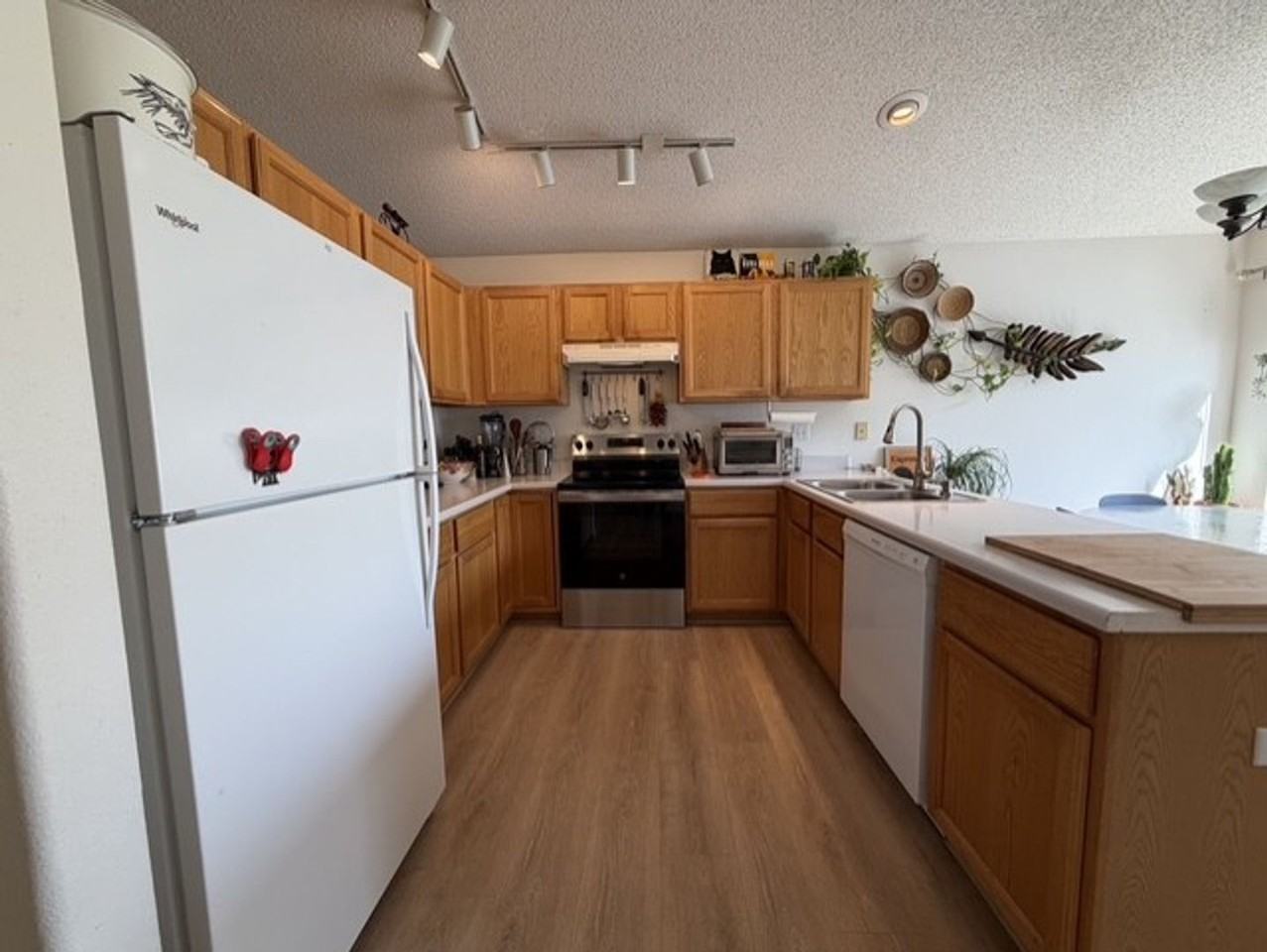 1914 Fountain Ct - Photo 5 of 21