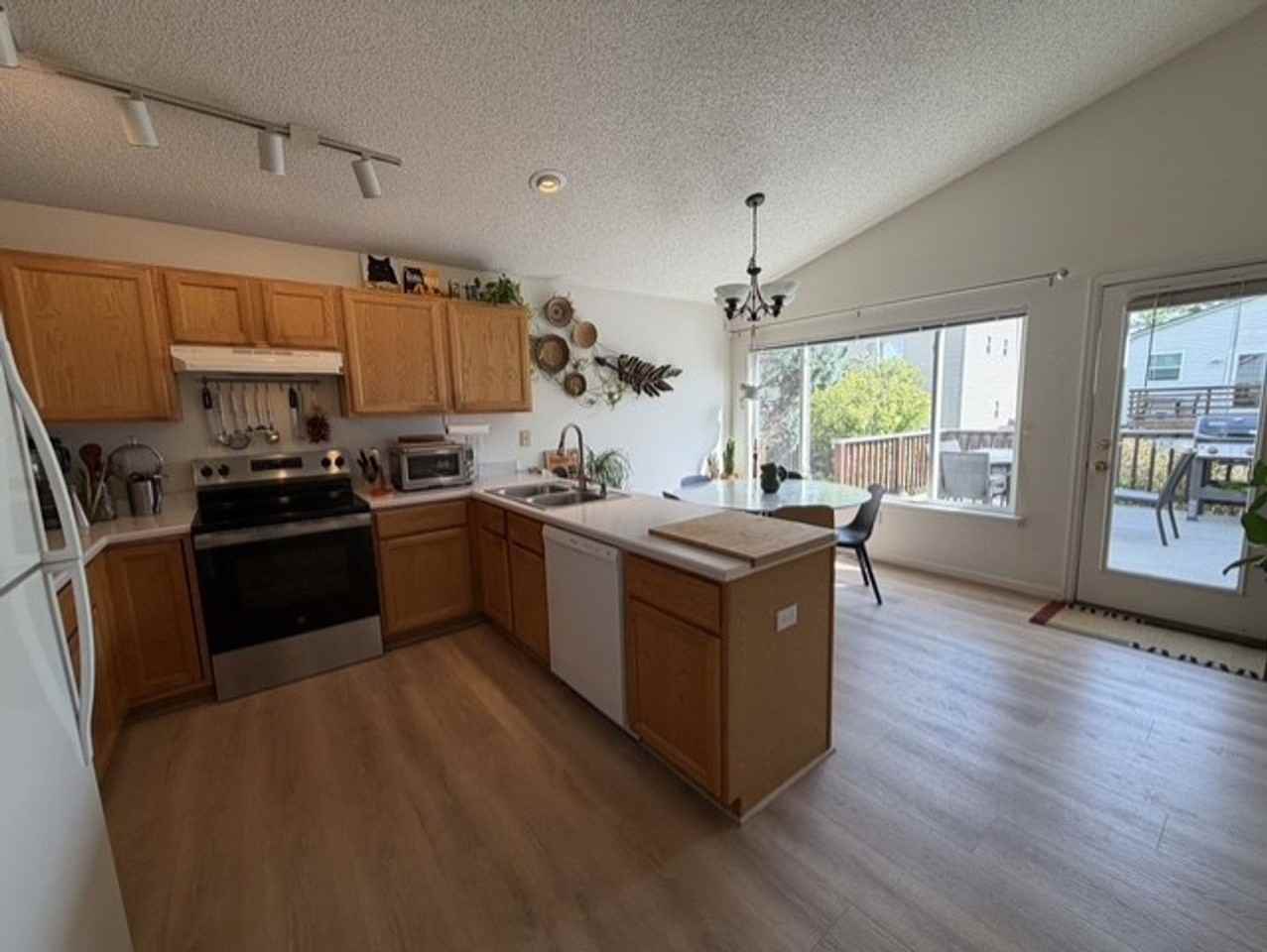1914 Fountain Ct - Photo 7 of 21