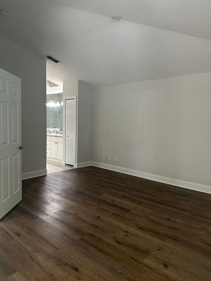 21194 Old Oak Pl - Photo 4 of 40