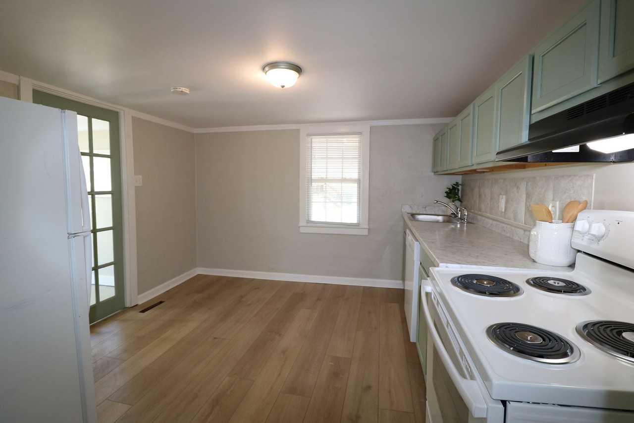 118 Holman St - Photo 4 of 16