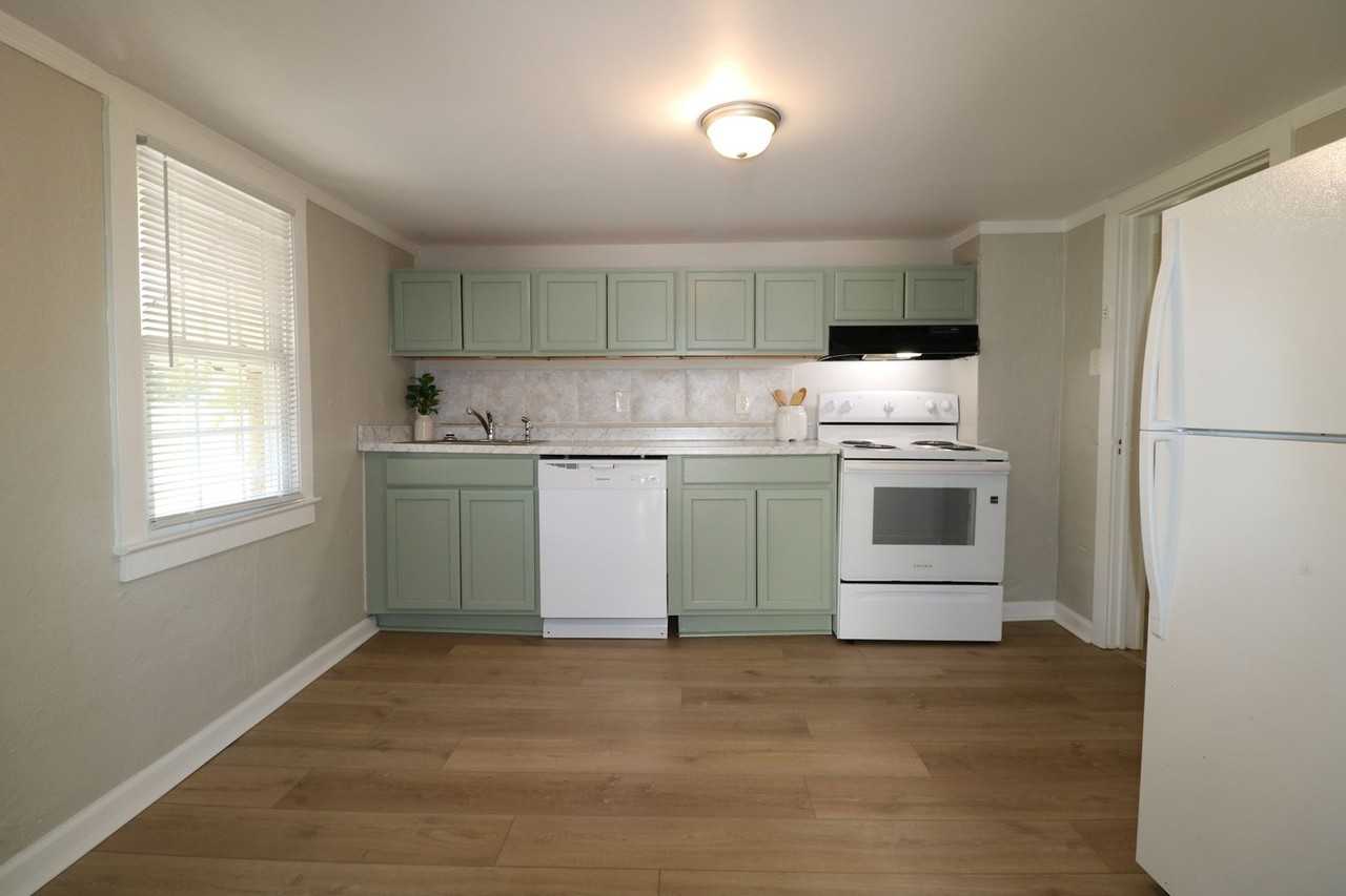 118 Holman St - Photo 2 of 16
