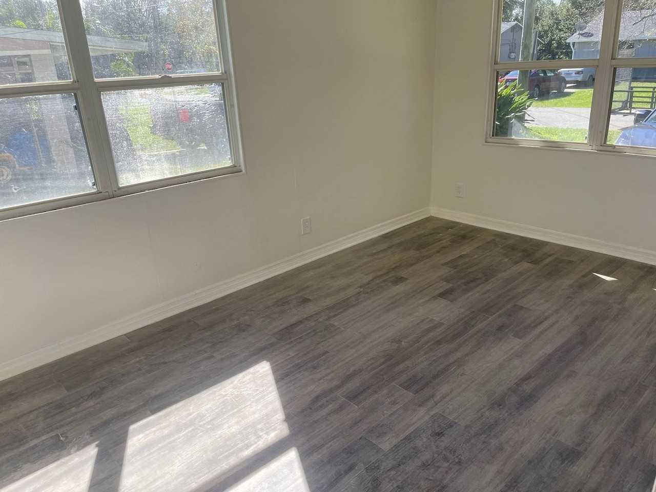 305 Hopkins Ave - Photo 3 of 12