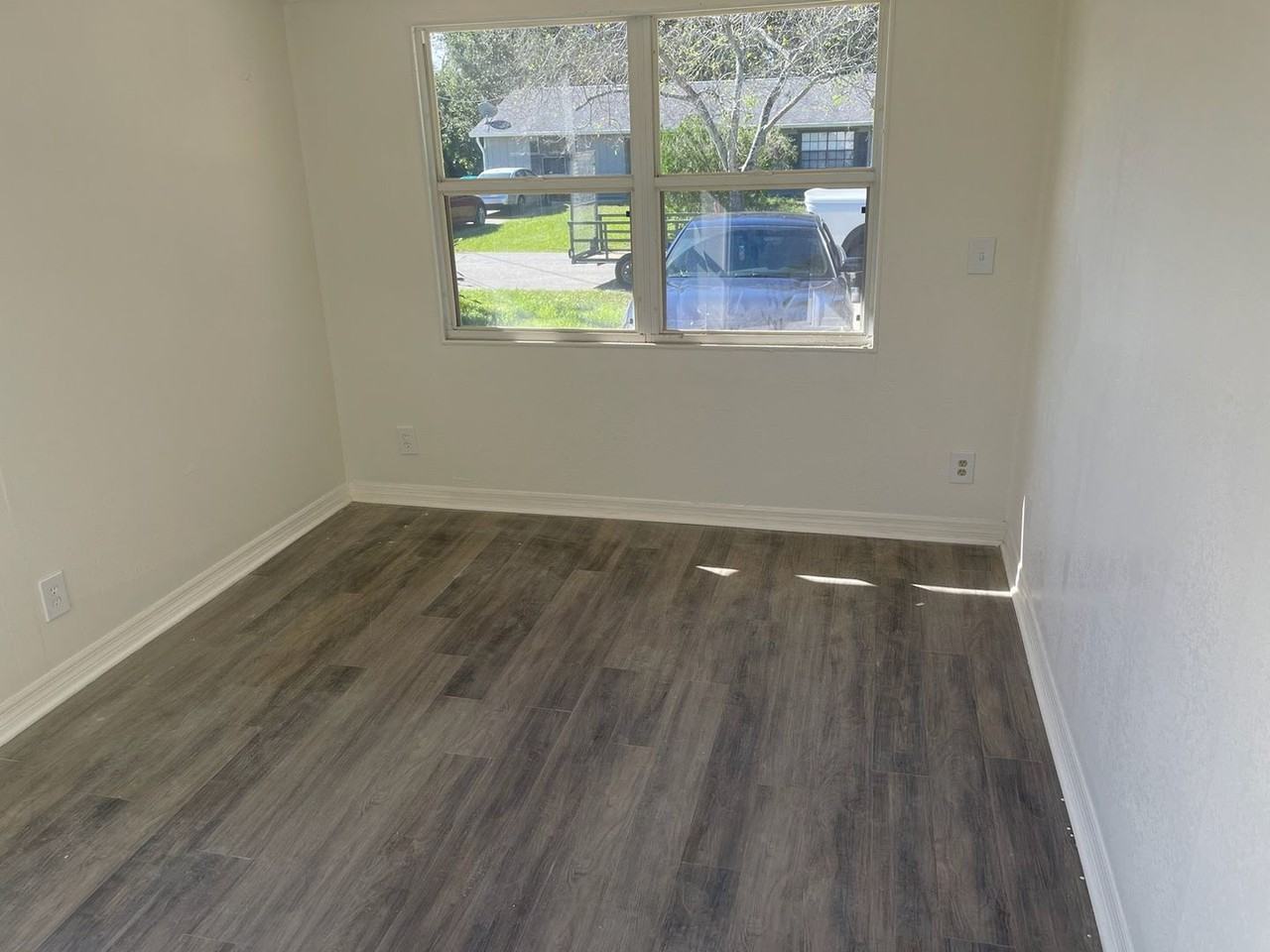 305 Hopkins Ave - Photo 4 of 12