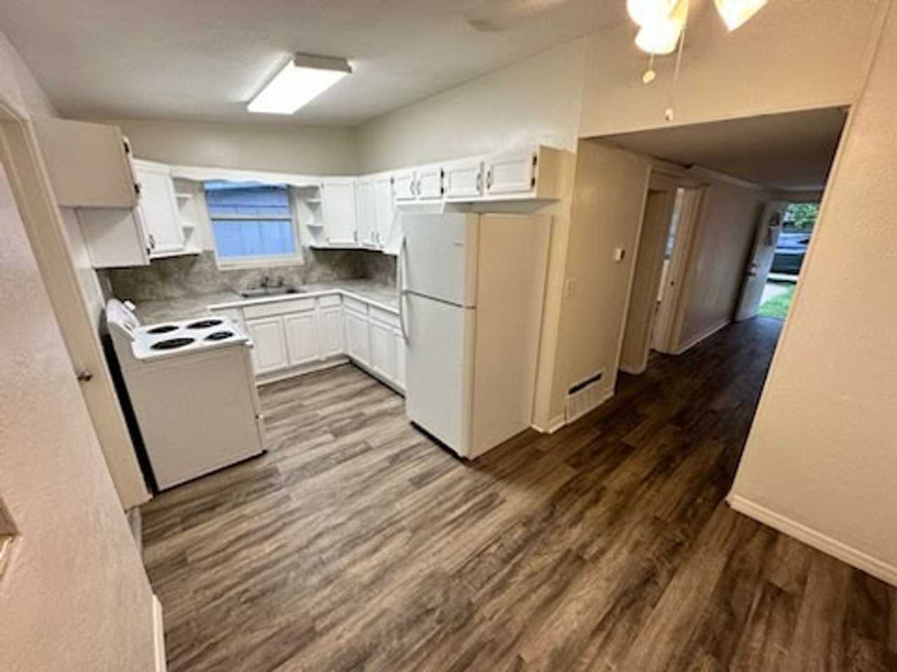 305 Hopkins Ave - Photo 7 of 12