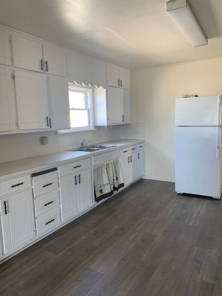 114 S Barker St - Photo 3 of 8