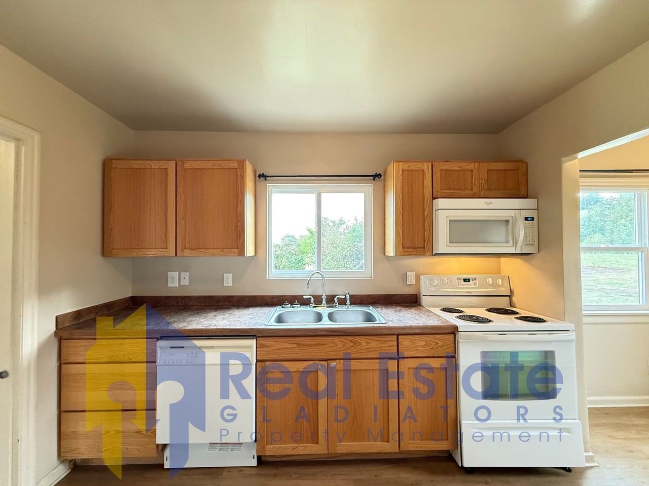 30620 3rd Ave Ne - Photo 3 of 37