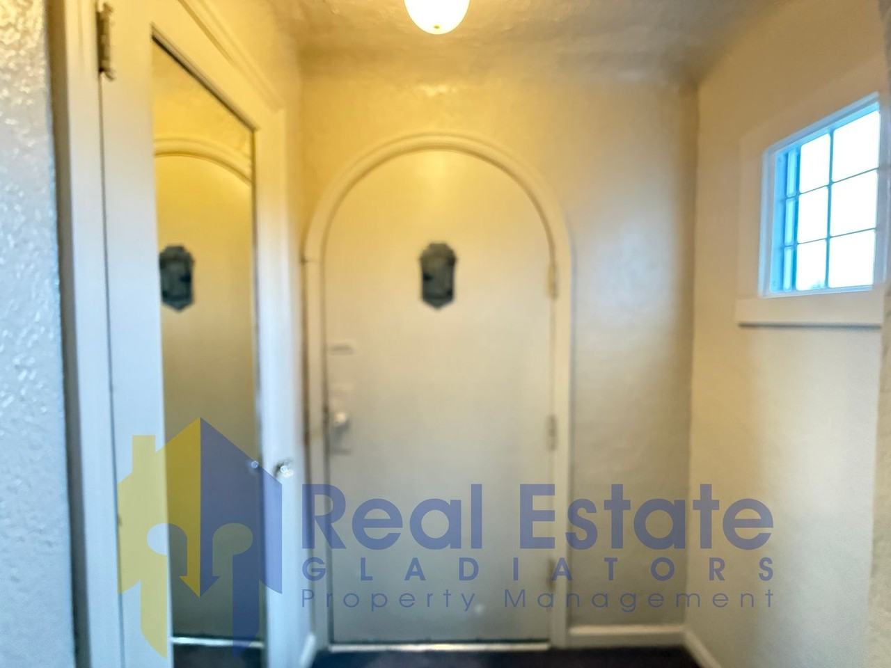 30620 3rd Ave Ne - Photo 5 of 37