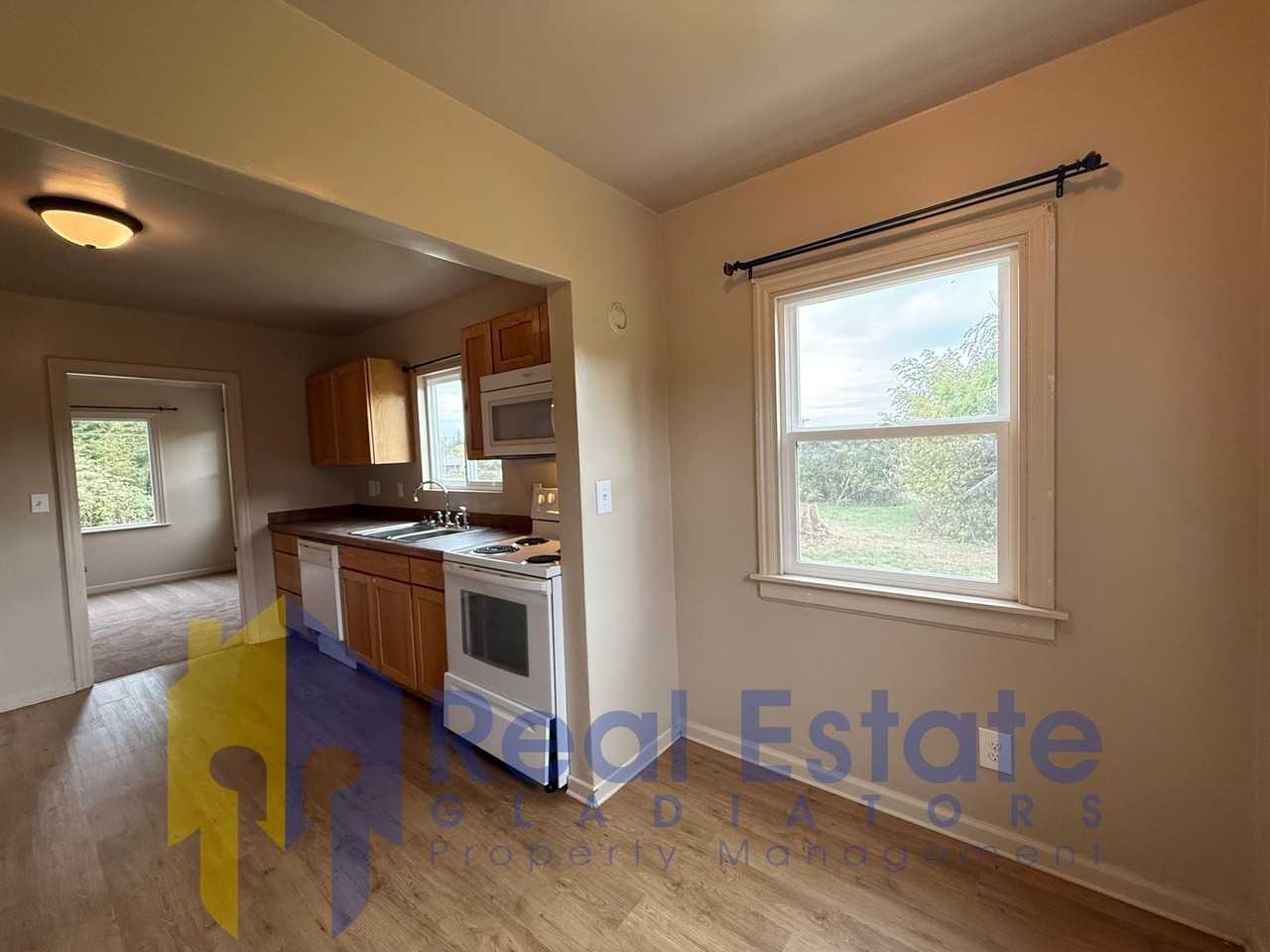 30620 3rd Ave Ne - Photo 6 of 37