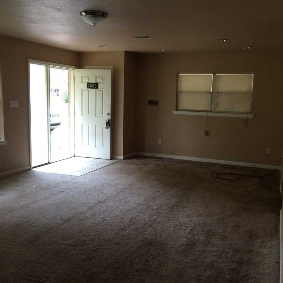 2509 Plantation Dr - Photo 3 of 8