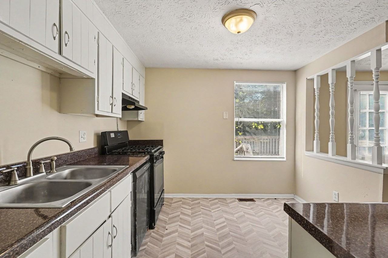 5733 Cape Cod Ln - Photo 4 of 20