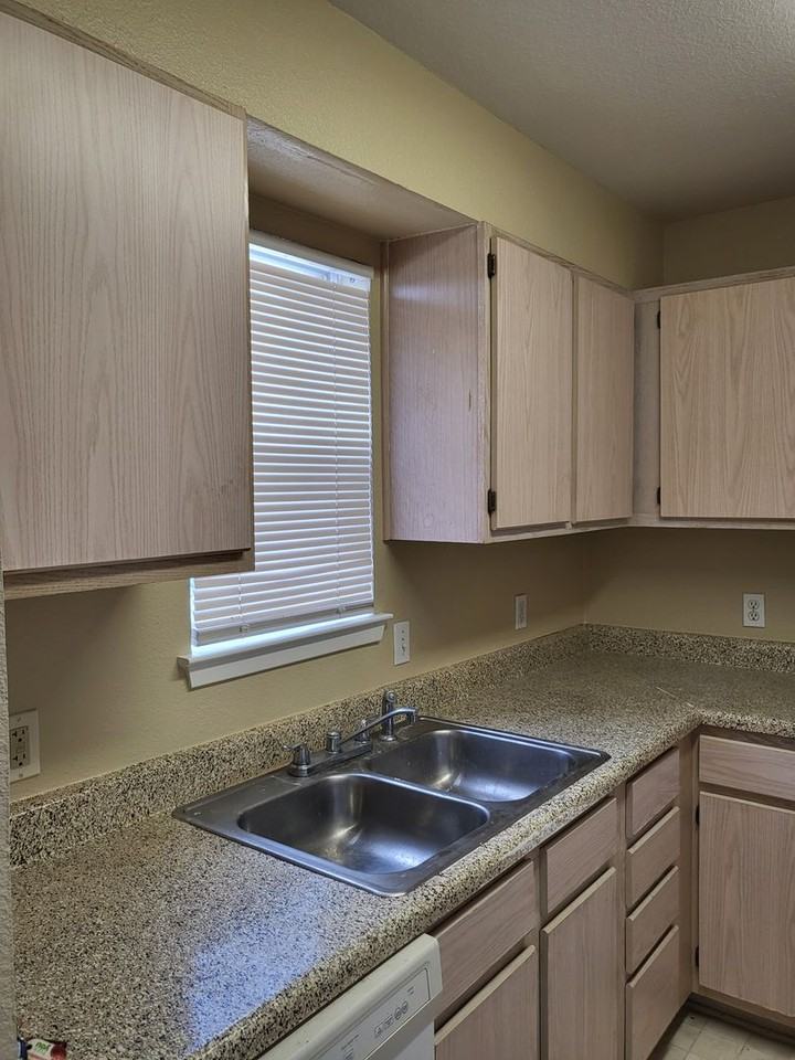 225 Kerby St #D - Photo 2 of 12