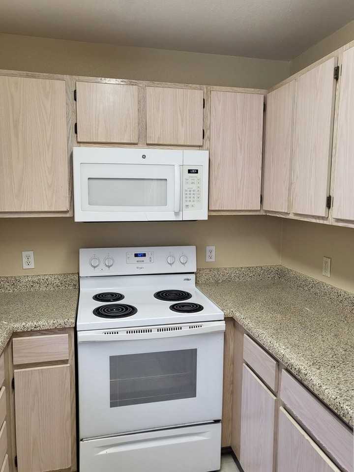 225 Kerby St #D - Photo 3 of 12