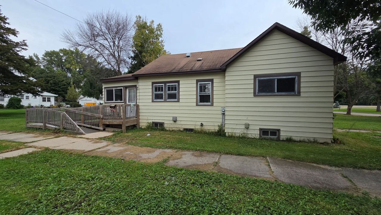 1301 E Oakland Ave - Photo 2 of 11