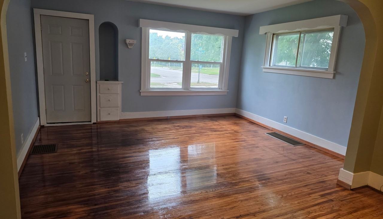 1301 E Oakland Ave - Photo 4 of 11