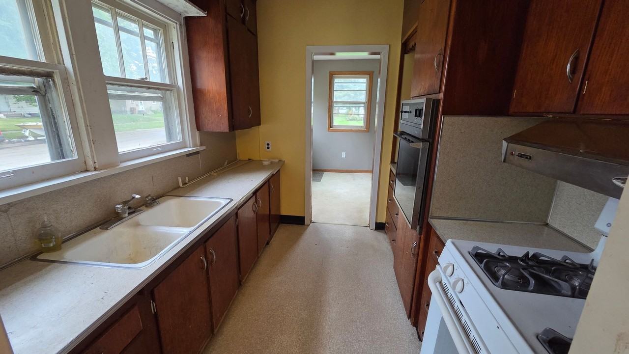 1301 E Oakland Ave - Photo 6 of 11